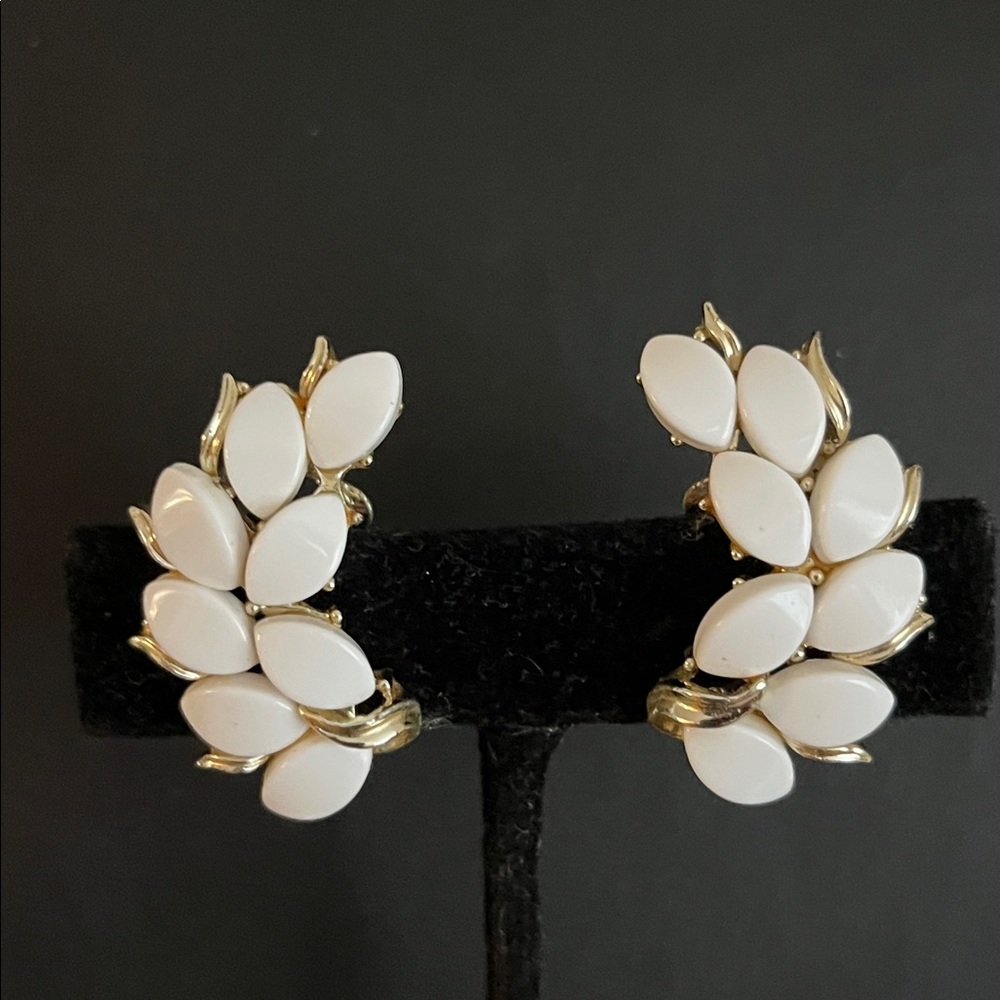 Vintage Kramer white thermoset draping leaves choker and clip ear climber set - Picture 7 of 13